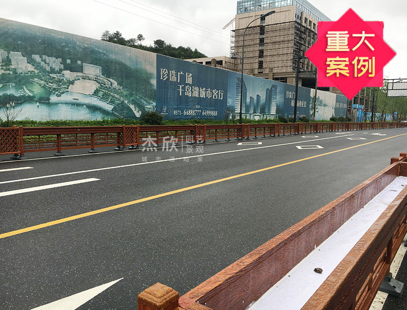 G20峰會(huì)定制木紋鋁合金道路隔離花箱護(hù)欄